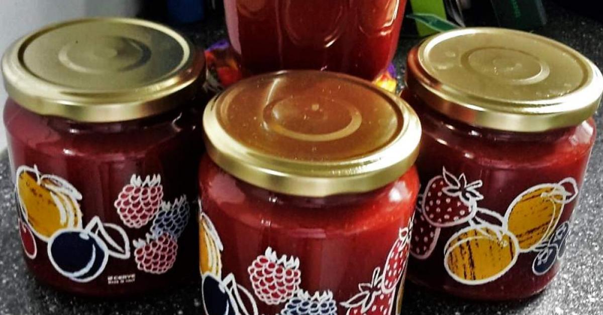 Dunkelrote Erdbeerkonfitüre mit Johannisbeernektar von Lena13. Ein ...