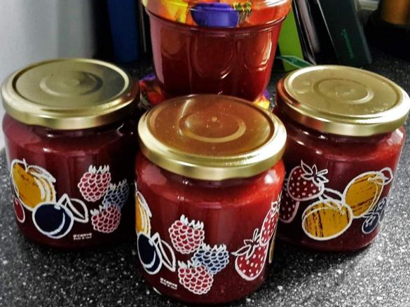 Dunkelrote Erdbeerkonfitüre mit Johannisbeernektar