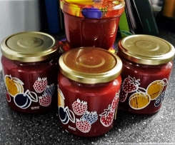 Dunkelrote Erdbeerkonfitüre mit Johannisbeernektar