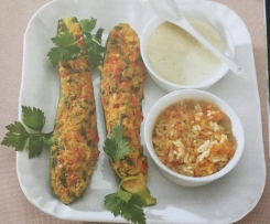 Zucchini mit Paprika-Hack-Füllung