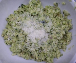 Variation von Zucchinisalat mit Pinienkernen