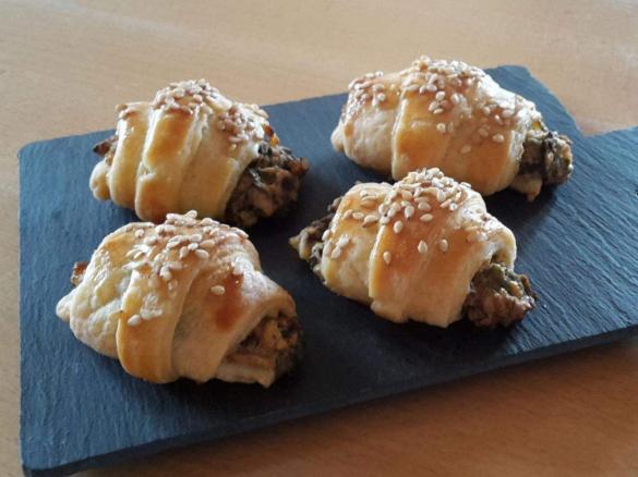 Griechische Hörnchen mit Schafskäse-Oliven-Füllung