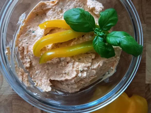 Feta-Frischkäse-Creme mit Paprika