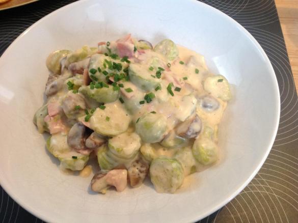 winterliche Rosenkohl-Maronenpfanne mit Bechamelsoße (glutenfrei)