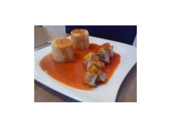 Fleischspieße mit Reis und Schaschliksoße