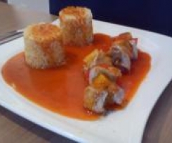 Fleischspieße mit Reis und Schaschliksoße