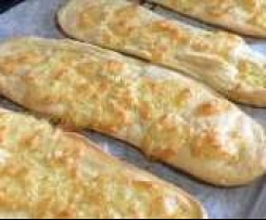 Käse-Ķnoblauch Naan, Fladenbrot