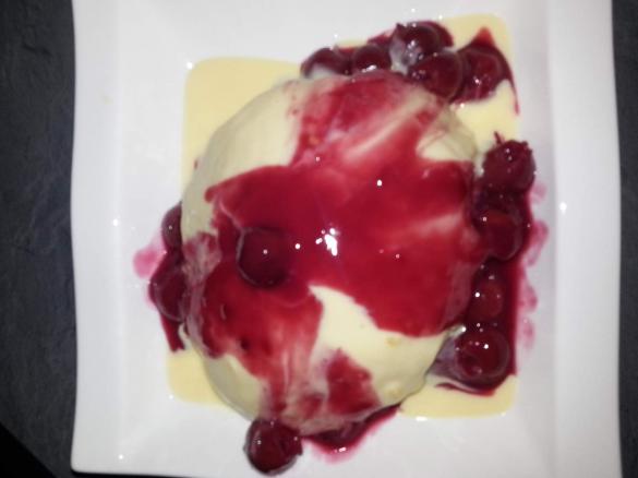Dampfnudel mit heissen Kirschen und Vanillesosse