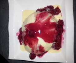 Dampfnudel mit heissen Kirschen und Vanillesosse