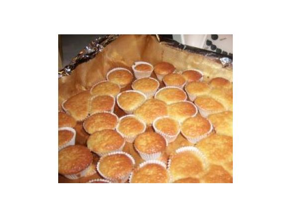 Variation von Muffins mit Orangensaft--schnell..