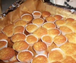 Variation von Muffins mit Orangensaft--schnell..