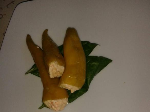 Gefüllte Pepperoni mit Schafskäsecreme