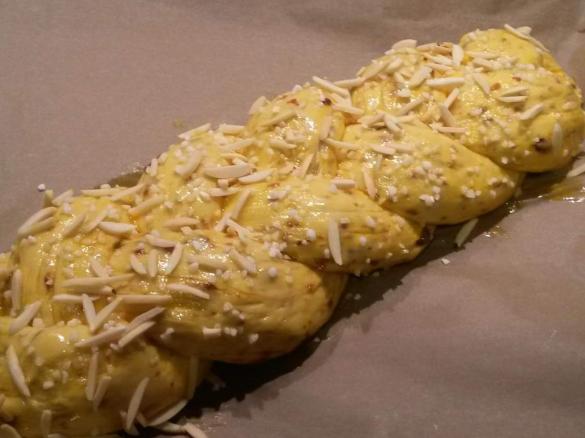 Hefezopf mit Rosinen