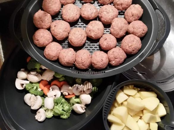 Klopse mit Gemüse Kartoffel oder reis...