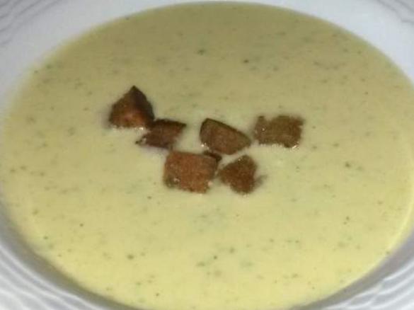 Knoblauch-Creme-Suppe mit Schwarzbrotwürfel
