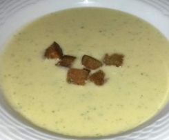 Knoblauch-Creme-Suppe mit Schwarzbrotwürfel