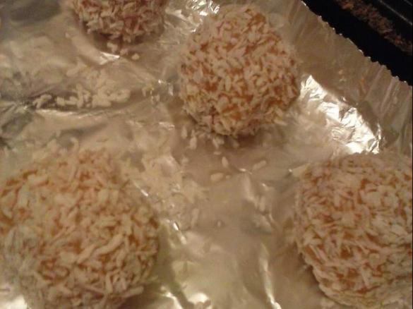 Ananas-Biskuitbällchen