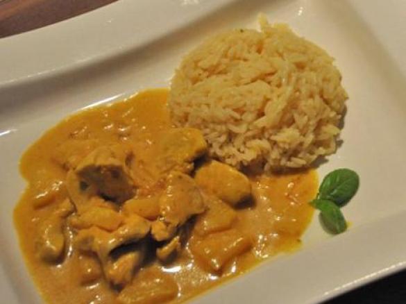 Hähnchen Curry mit Ananas Banane und Reis