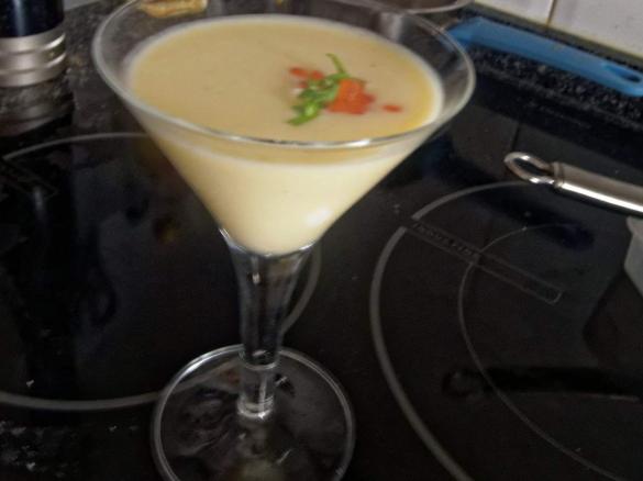 Limetten-Vichyssoise mit Lachskaviar                 (Kalte Lauchsuppe)