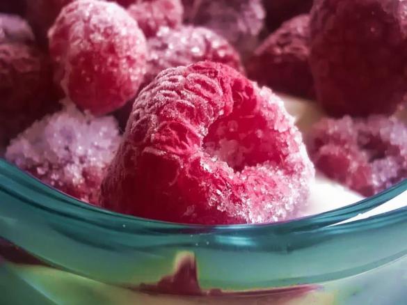 Himbeer-Mädchen auf Oreo-Keksen (Quark-Creme mit Milchmädchen)