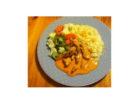 Hähnchengeschnetzeltes mit Tomaten-Käse-Sauce, Gemüse und Reis (WW)