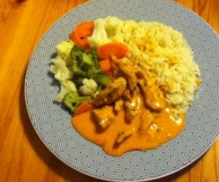 Hähnchengeschnetzeltes mit Tomaten-Käse-Sauce, Gemüse und Reis (WW)