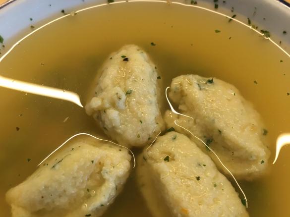 Griessklösschen-Suppe