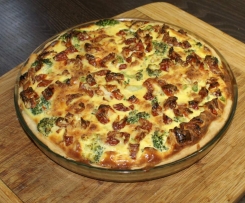 Brokkoli-Quiche mit getrockneten Tomaten