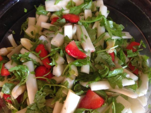 Warmer Spargelsalat mit Erdbeeren