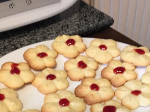 Weihnachtskekse aus der Gebäckpresse