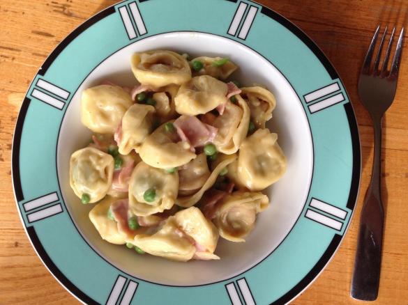 Tortellini mit Kochschinken und Erbsen
