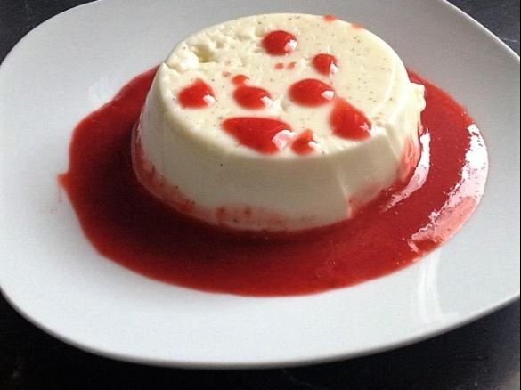 Panna Cotta mit Erdbeersoße