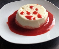 Panna Cotta mit Erdbeersoße