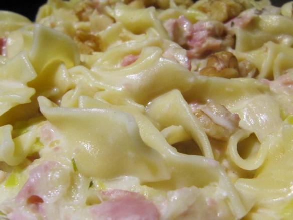 Schinkennudeln mit Walnüssen