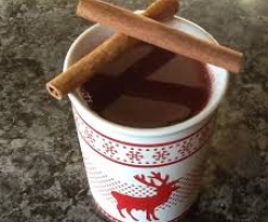 Heißer Cranberrytrunk mit Zimt