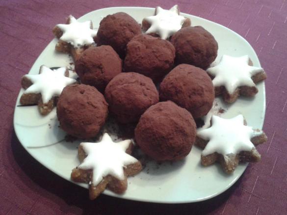 Dattel-Aprikose-Mandel-Kugeln