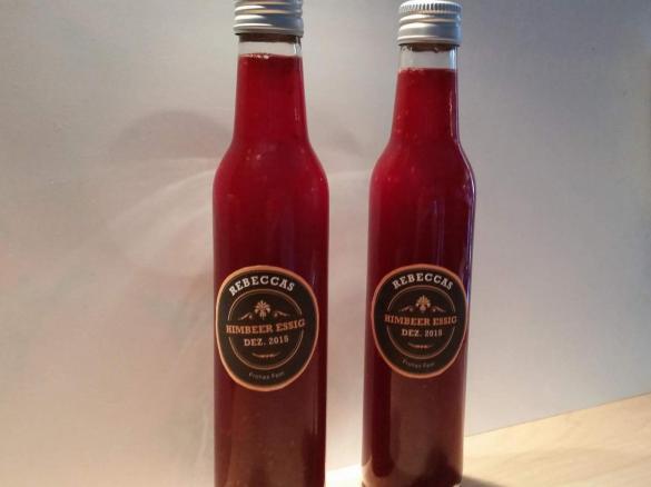 Variation von Himbeeressig