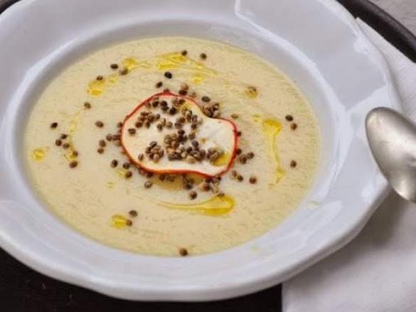 Sellerie-Apfel-Cremesuppe mit Hanfsamen