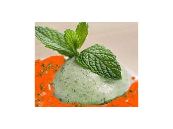 Kalte Tomatensuppe mit Basilikumparfait und Ziegenkäse-Taler