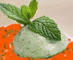 Kalte Tomatensuppe mit Basilikumparfait und Ziegenkäse-Taler