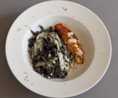 Sepianudeln mit Lachs und Weißwein-Sahne-Sauce