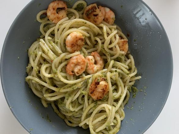 Frisches Zucchini-Pesto mit Garnelen