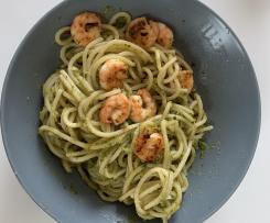 Frisches Zucchini-Pesto mit Garnelen