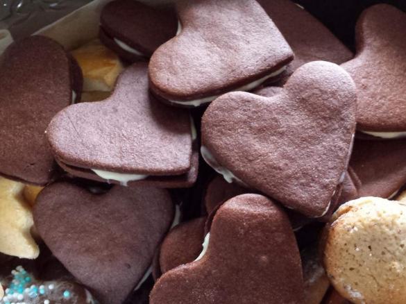 Variation von Schokoplätzchen mit Kokoscreme