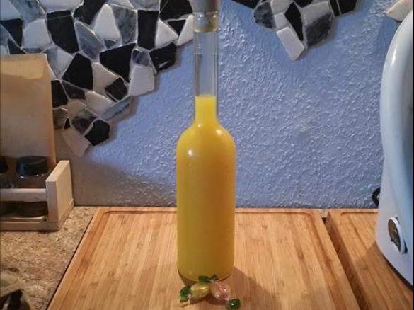 Nimm2-Likör ohne Kleberei im Topf mit Orangensaft