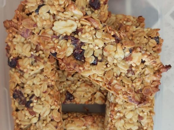Müsli-Riegel mit Nüssen, Haferflocken, Quinoa und Cranberries