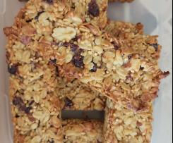 Müsli-Riegel mit Nüssen, Haferflocken, Quinoa und Cranberries