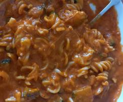 Nudeln mit Zucchini in Paprika-Tomaten-Tahinsoße