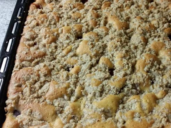 Variation von Eierlikör-Streuselkuchen mit Erdbeeren