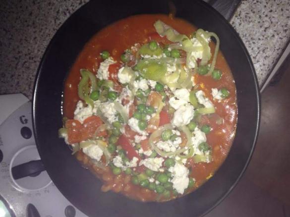 Tomatennudeln mit Gemüse und Feta